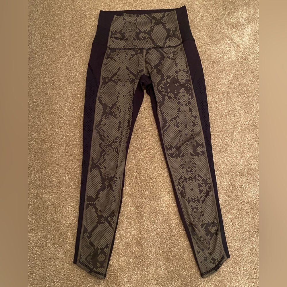 RARE Lululemon Beyond Boundaries Pant Snake Print Leggings size 6 - Picture 5 of 8